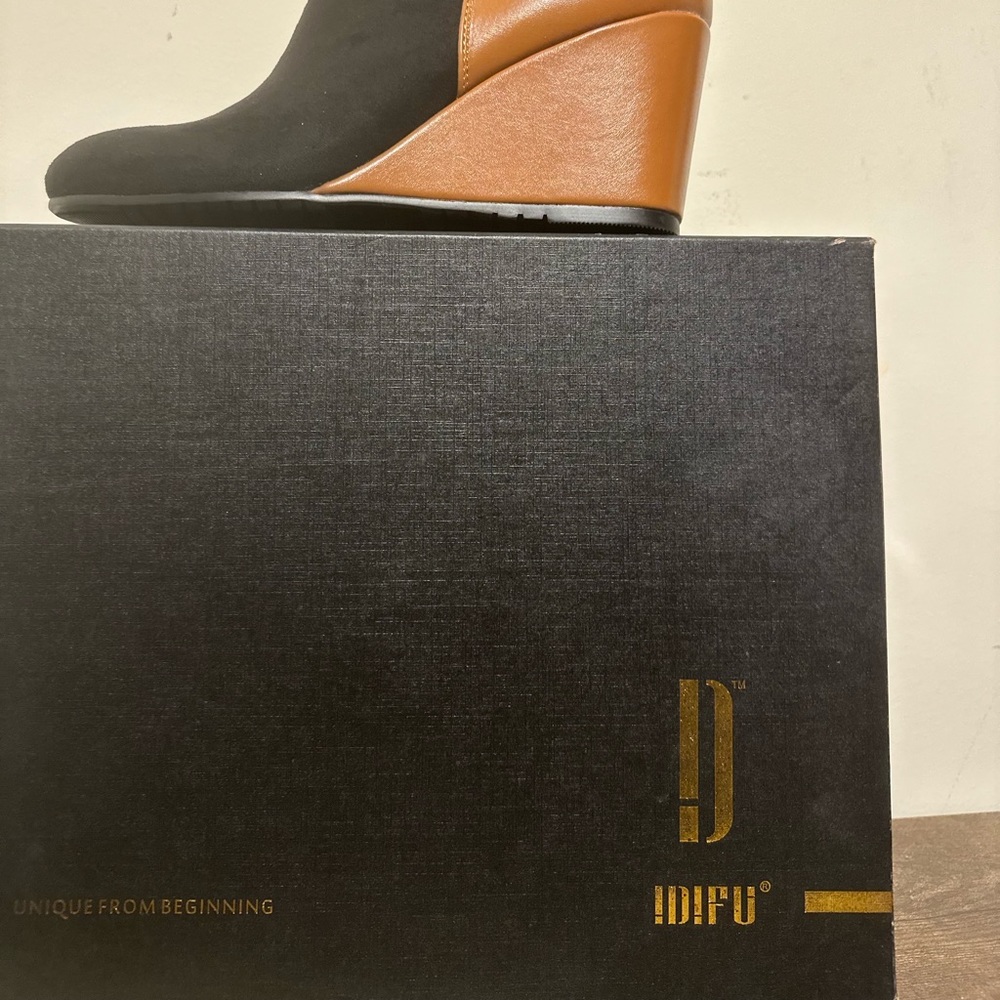 Stylish heeled boots that go well with leggings and a nice tunic. 😎